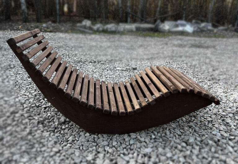 lezak ogrodowy braz 1 768x529 1